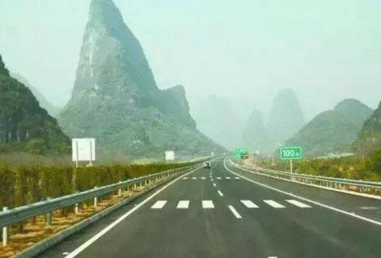 高速上的“斑马线”干啥用？看完绝对涨姿势