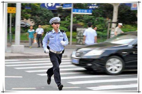 <b>谁说行人闯红灯机动车就要也被罚？上海交警的做法引来了一片掌声！</b>