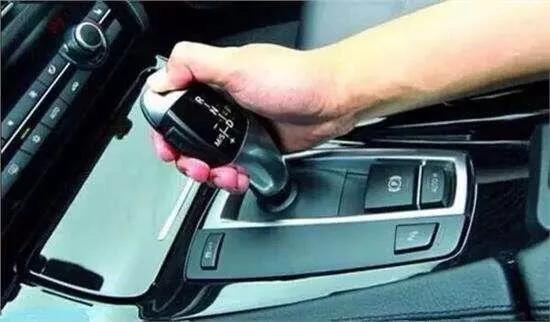 自动挡停车，一定不要先挂P档后就拔钥匙走人，你知道么？