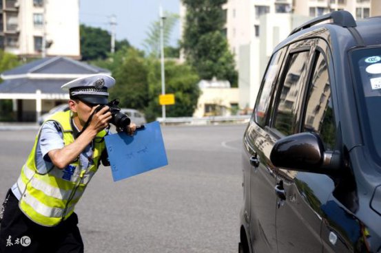 行车要警惕，以下驾驶技巧是很多经验丰富的司机总结出来的