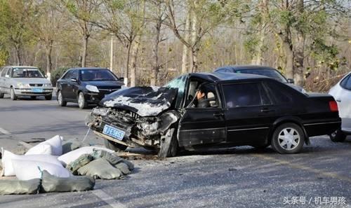 新手怎么处理交通事故，看看老司机怎么处理的？看完受益匪浅！