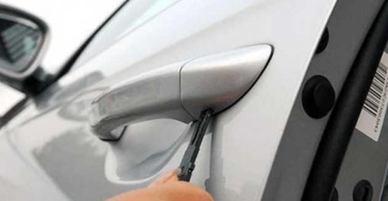 粗心把车钥匙锁在车内怎么办？人家只教你2招这次我教你5招！