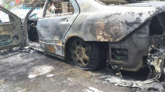 <b>奔驰车免费保养1小时后自燃，责任怎么定？法院：4S店赔一半</b>