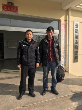 一辆车用两本“真”行驶证也被拘留——原因是年检章造假