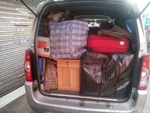 面包车车主买菜招待朋友 后备箱装了只鸡 交警看到笑了