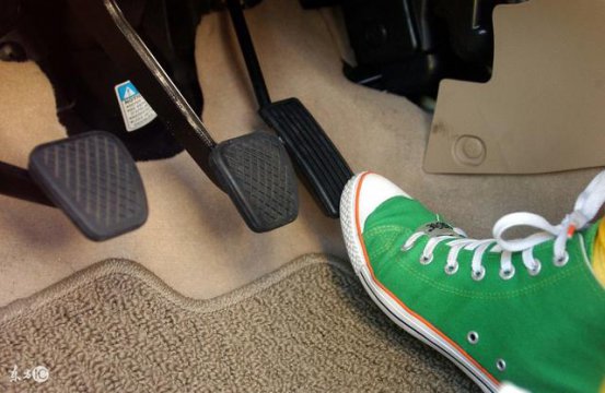 减速时，先踩刹车还是先踩离合？老司机教教你