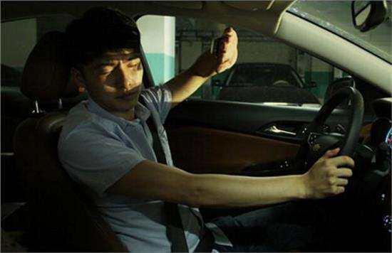 明明开的是近光灯，对面为什么还老是闪我？原来真相是这样