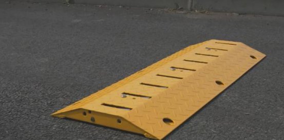 一定小心！这种减速带直接戳爆你轮胎！让你四轮全废！你知道吗？