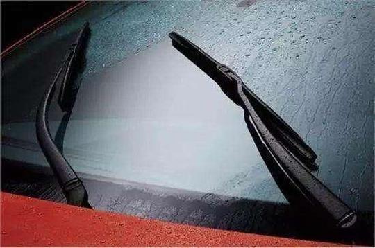 雨刮器刮不干净还有异响？原来是这里除了问题