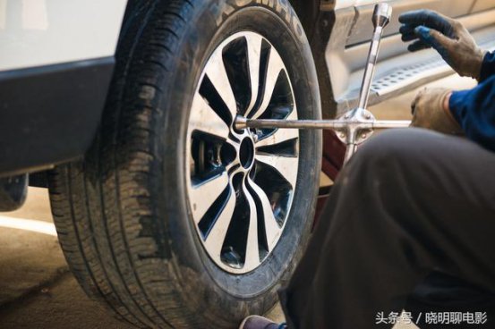 <b>六步教会你换汽车轮胎！简单易学，看完不会你打我！</b>
