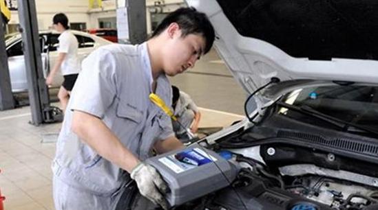 <b>汽车：每次保养剩下的机油还能再用吗？请听修车师傅的高级建议！</b>
