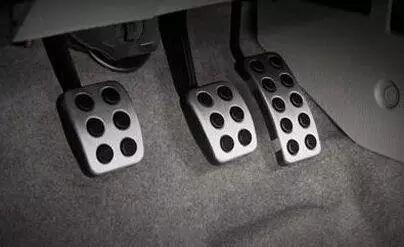 减速先踩刹车还是离合？驾校不一定教的知识