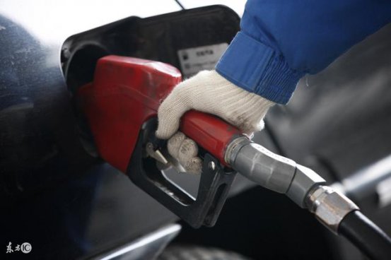 有人说汽车加油加满后，开车会更耗油，到底是真是假？