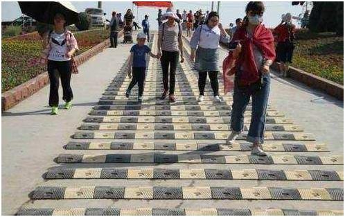 减速带到底有多大的杀伤力，看看这些加速通过的车子就明白了