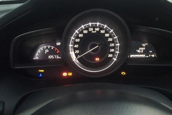 开车时仪表盘亮了这灯，一定要停车，否则发动机要大修！