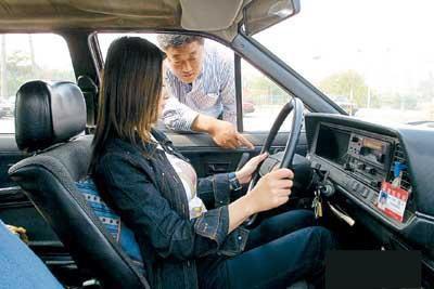 减速时，很多人都不知道是先踩刹车还是先踩离合？