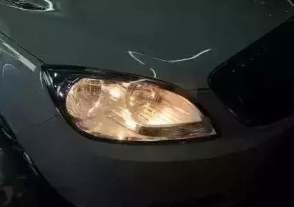 为什么蓄电池寿命这么短？就因为车主这5个动作毁了电瓶！