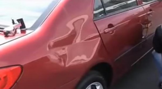 <b>车身凹进去了，维修师傅要价1000元，但是小伙只用了30元！</b>