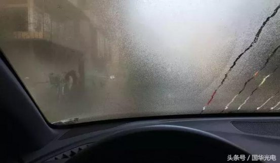 车窗起雾？别浪费纸巾了，这几招轻松搞定！