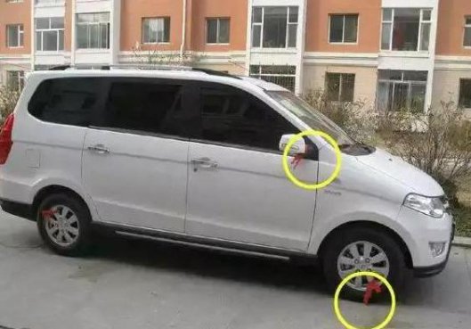 一旦出现系红布的汽车，不要想为什么，第一时间让开道路