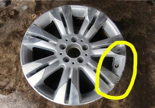 轮毂也被蹭了，谁成想这是拉丝轮毂，一个简单的修复报价700元