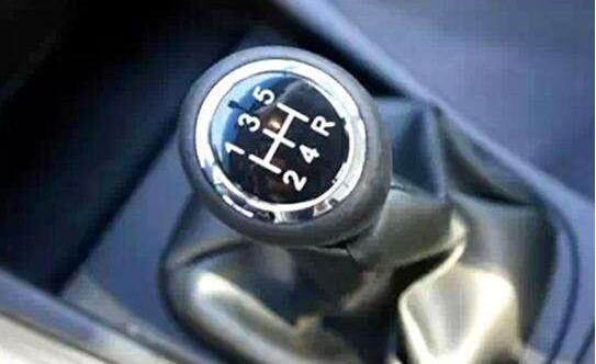 开车过程中各种情况下离合、刹车、油门怎样配合