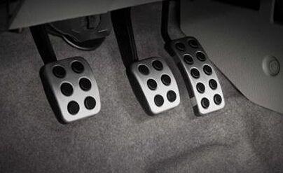 减速先踩刹车还是先踩离合？驾校学不到的正确用法