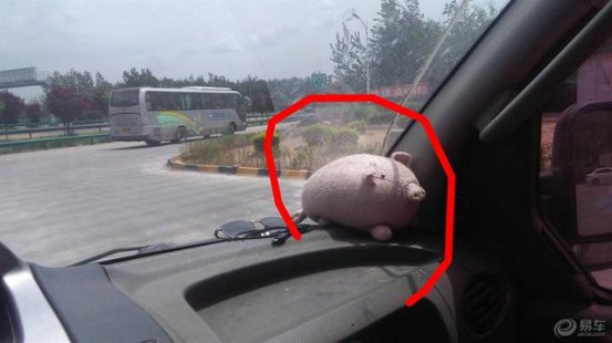 玻璃碎了，抓紧处理，不然会造成玻璃报废