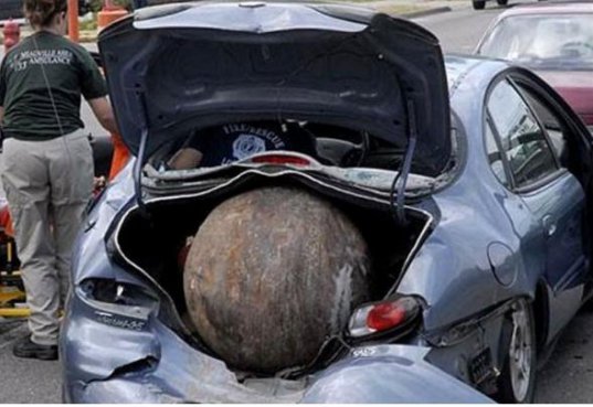 轿车正常行驶也被天降大圆球砸中，车主认为是天外陨石！