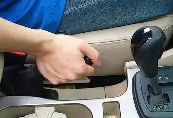 开车技巧：再这样拉手刹，2年内肯定就报废！