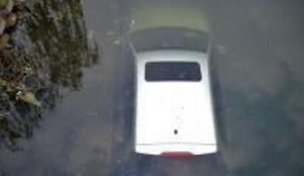 交警提醒：汽车上的不起眼小孔，关键时刻能救命！99%的人不知道