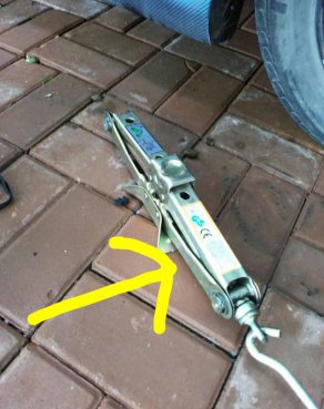 电瓶没电，机械钥匙又转不动打不开车门，看看汽修师傅怎么开门的