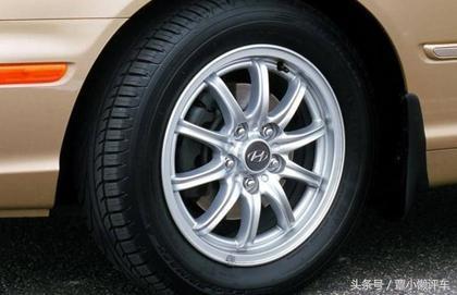 <b>汽车轮胎的使用寿命一般是多长时间？看完你就懂了</b>