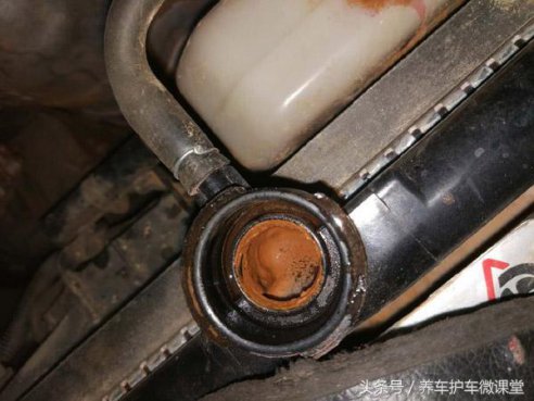 车主们可以都来看看，防冻液长期不换水箱都锈成什么样了