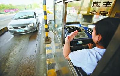 交警提醒：高速过站拿卡扣2分罚款200元，很多车主都中招了！