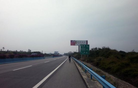 这个省份根本没有收费站，可那里的人却笑不出来，表示不如收费了