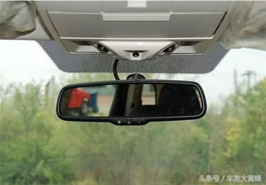 新手司机学会使用车内后视镜很重要