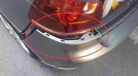 下班后发现车也被刮了，车主十分恼怒，看到车窗上的纸条却笑了！