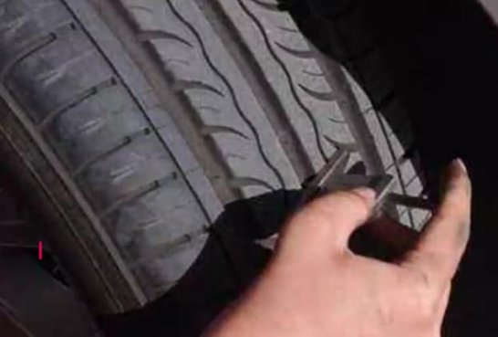 车轮上的石子到底要不要清除