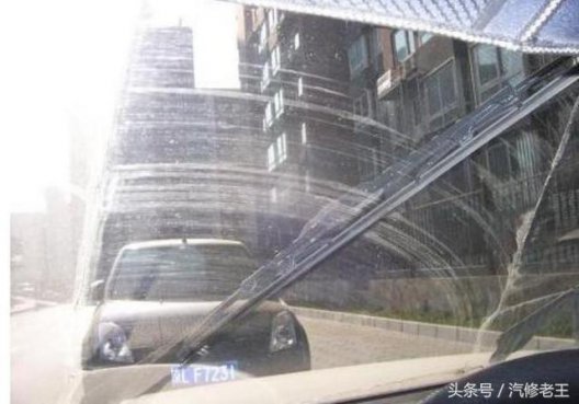 <b>雨刷器刮不干净还有吱吱响，老司机教你一招，雨刷器就跟新的一样</b>