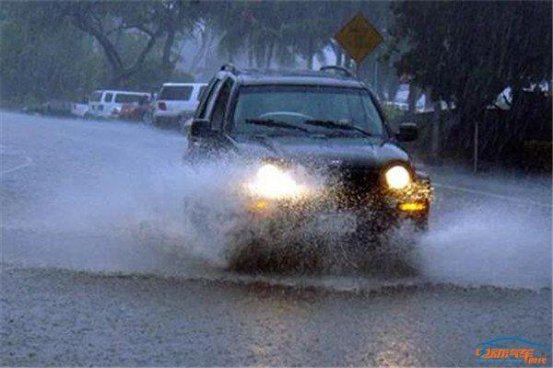 路遇积水、车陷泥潭不用怕，几招让你如履平地