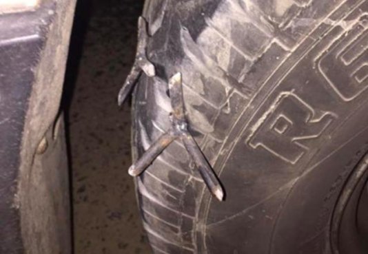 越南人真会做生意，路上放“暗器”，不远处开店换轮胎！