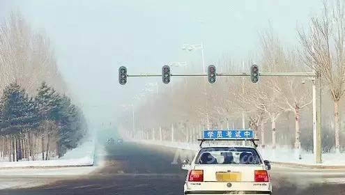 科目三遇红灯停车后，该如何准备起步？