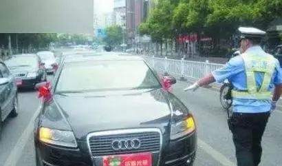 打双闪灯也会也被扣12分，老司机也得小心了！