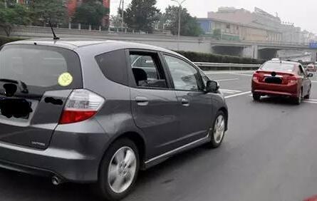 只开一侧窗，好处岂止是省油？