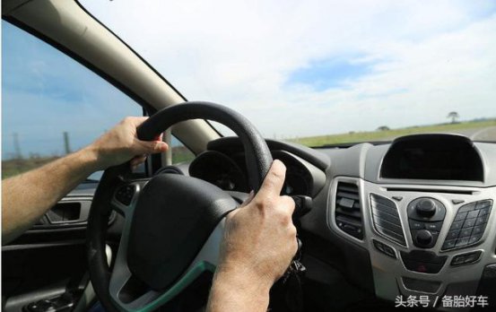 汽车挡风玻璃上的小黑点有何用意？很多老司机都不知道！