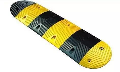 太伤车了！9成司机过减速带的做法都是错的！