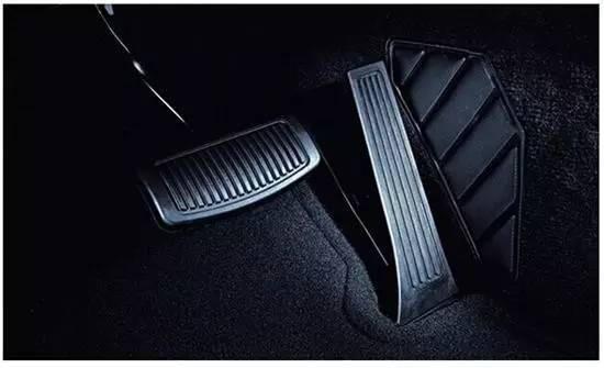 生死瞬间！油门卡死那几秒我们应该做什么？猛踩刹车是没用的！