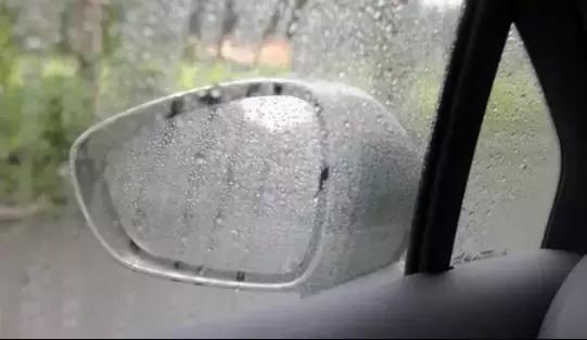 雨天开车，后视镜看不清怎么办？