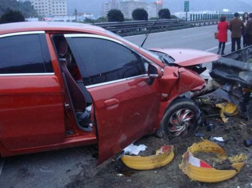 高速上遇到前车突然急刹车，到底该怎么办？